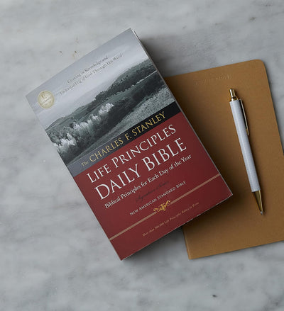 NASB, The Charles F. Stanley Life Principles Daily Bible, Holy Bible, New American Standard Bible by Charles F. Stanley||Thomas Nelson